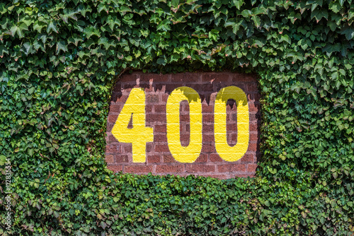 Fotografia, Obraz 400 feet sign on the outfield wall of Wrigley Field in Chicago, Illinois