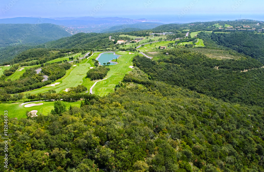 campo de golf desde punto alzado vista aerea en girona españa