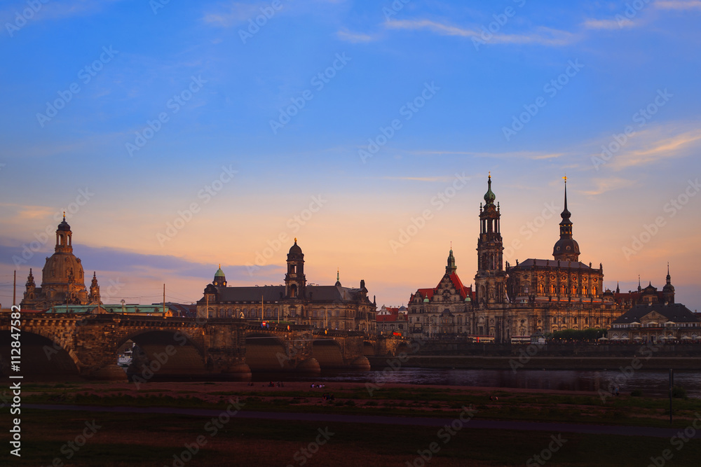 Elbuferpanorama von Dresden in der Abendsonne