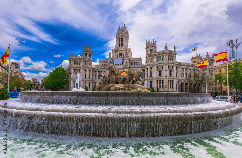Fototapeta premium Cybele's Square (Plaza de la Cibeles) and Central Post Office (Palacio de Comunicaciones) in Madrid, Spain