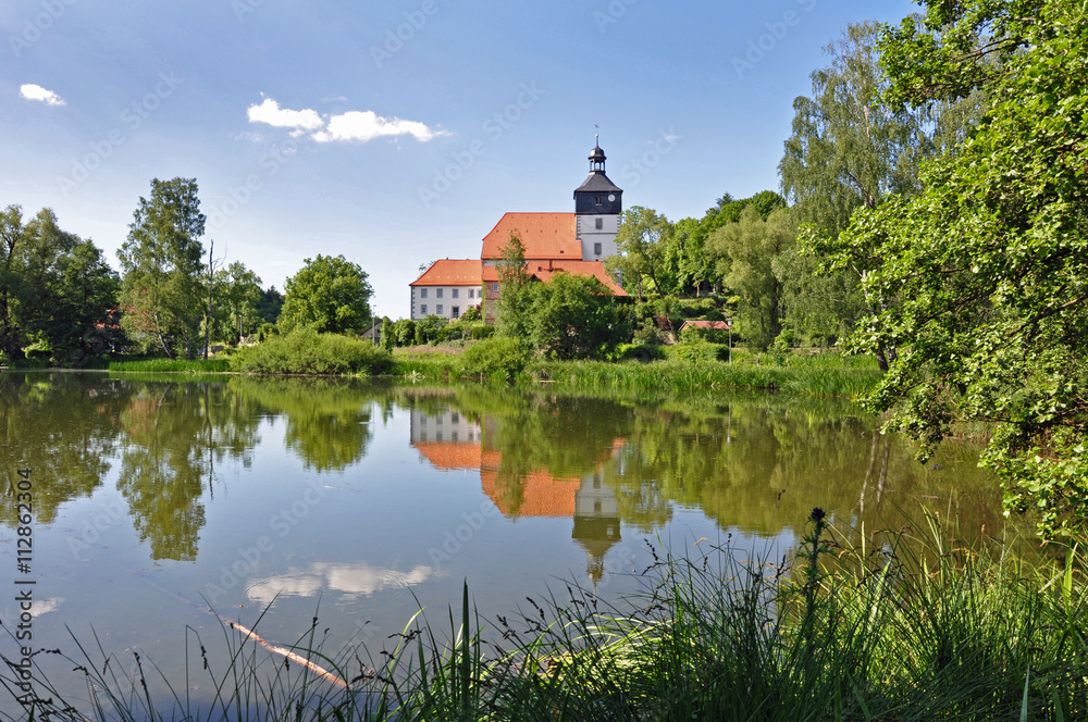 Kirche von Sankt Kilian mit Spiegelung im Teich