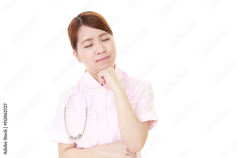 考え事をする看護師 考え事をする看護師