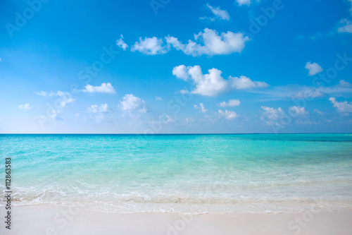 Fototapeta Naklejka Na Ścianę i Meble -  turquoise clear blue ocean water on tropical white sand beach 