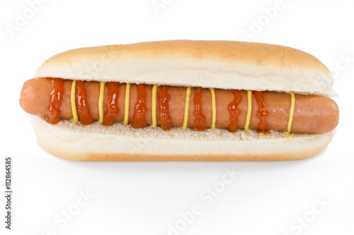 Hot Dog im vor weißem Hintergrund, garniert mit  , Ketchup- und Senf- Streifen
