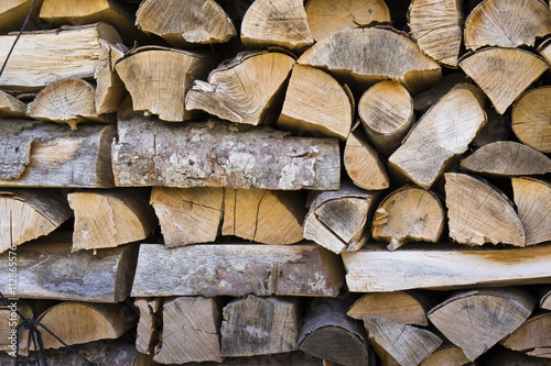 Primer plano de troncos de madera apilados para utilitzar como le  a