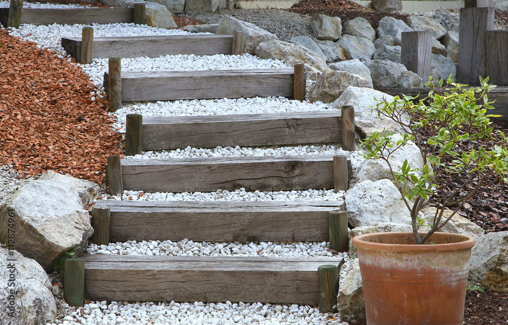 Escalier de jardin en bois et gravier Stock Photo