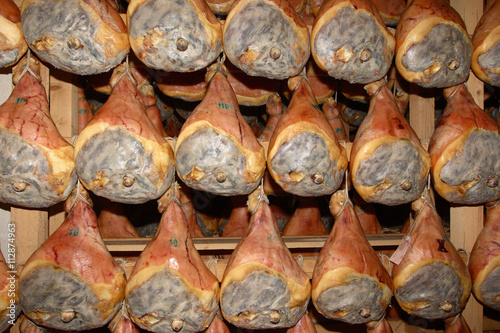 stagionatura prosciutti lavorazione di carne suina photo