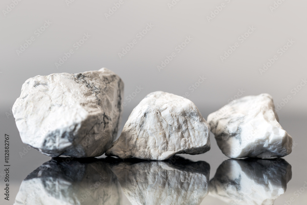 Howlith Mineralien Stein, gespiegelt, Rohsteine