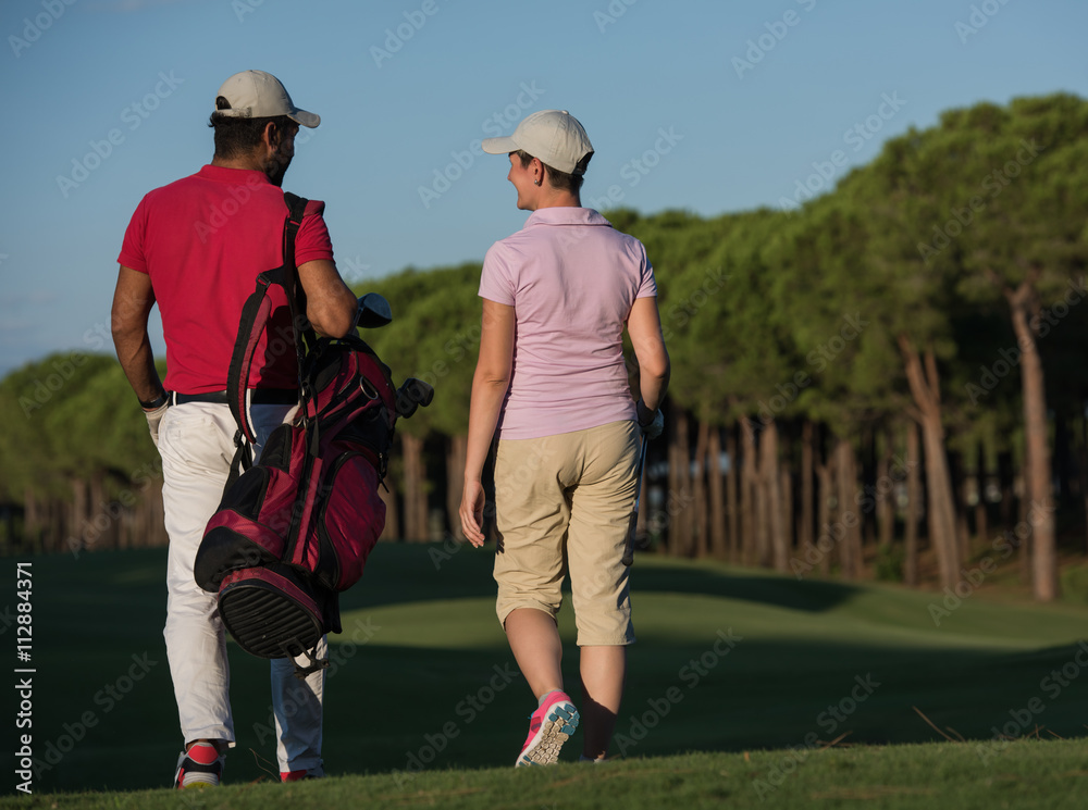 Fototapeta premium couple walking on golf course