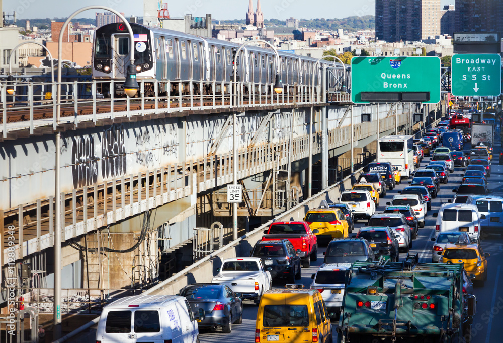 Fototapeta premium Rush Hour Traffic on Williamsburg Bridge in New York City