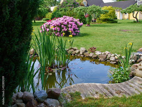 Fototapeta Naklejka Na Ścianę i Meble -  Beautiful classical garden fish pond gardening background