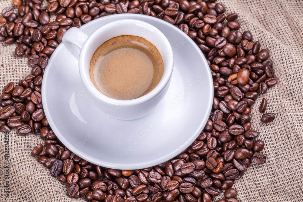 Obraz premium Cup and coffee beans