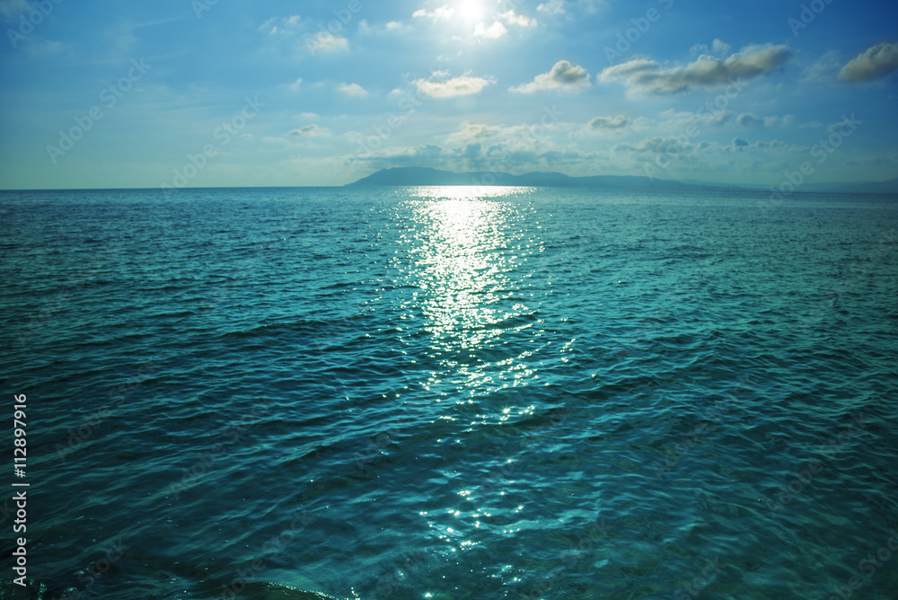 Obraz premium High contrast sea or ocean surface texture at sunset.