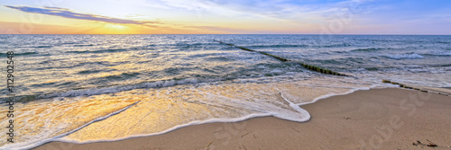 Urlaub am Meer - Sandstrand und Sonnenuntergang an der Ostseeküste - Banner / Panoroma 