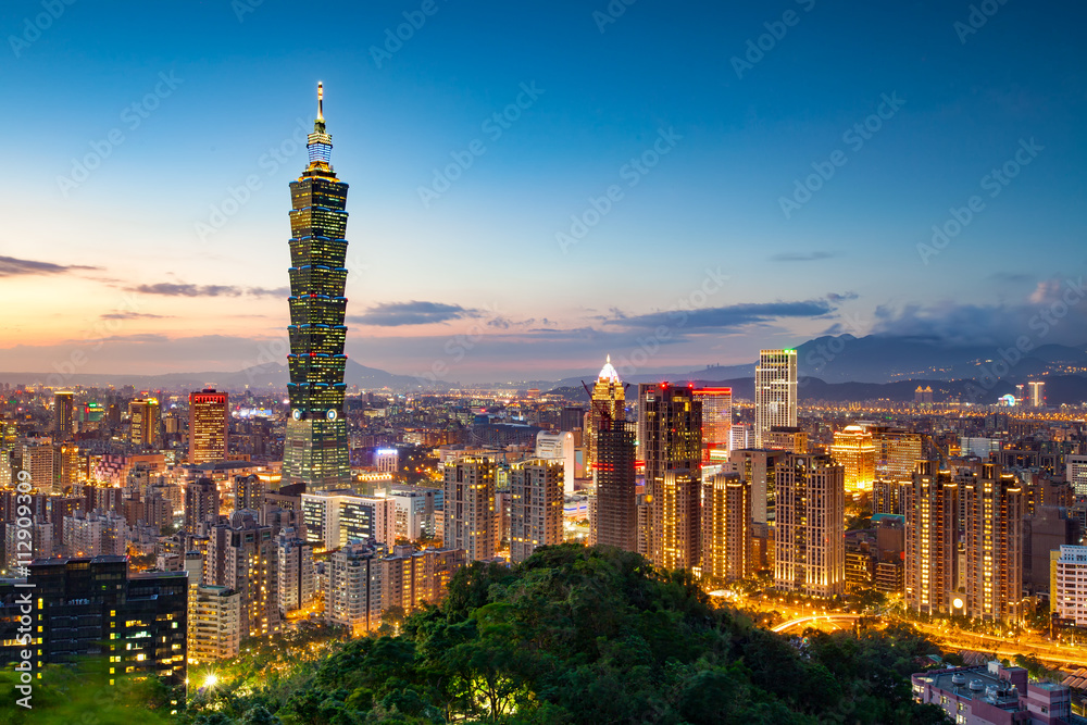 Fototapeta premium Miasto Tajpej nocą, Tajwan