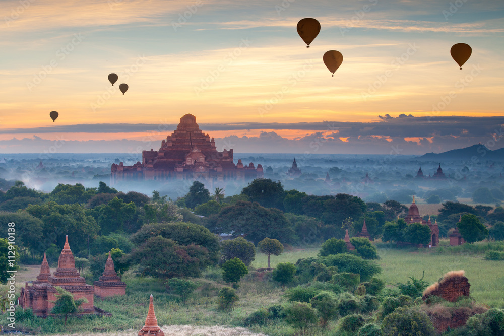 Beautiful sunset scene of Ancient Pagoda in Bagan, Myanmar - obrazy, fototapety, plakaty 