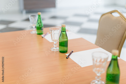 Stół z napojami i kartkami do notowania przygotowany na spotkanie biznesowe