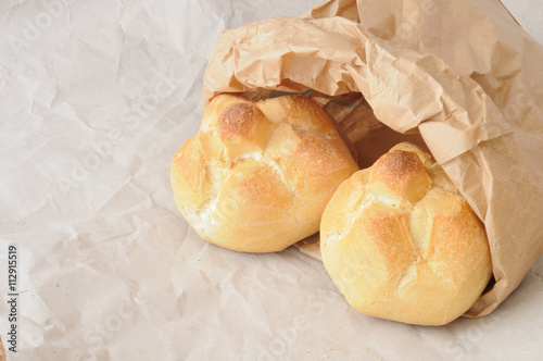 Rosette in una busta da panettiere, sfondo naturale