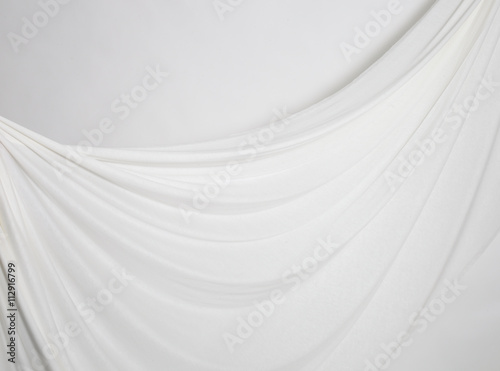 Faltenwurf mit weißem Tuch