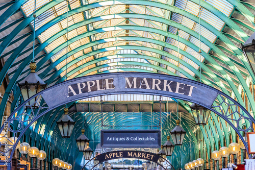 Slika na platnu Apple Market Sign at Covent Garden, London