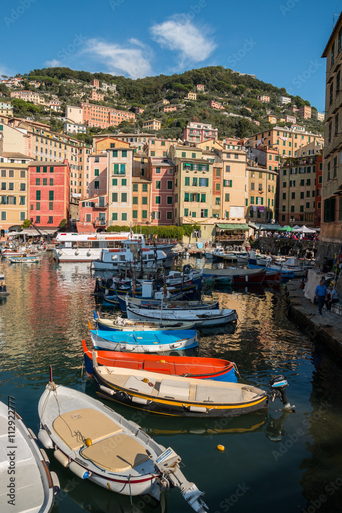 Le imbarcazioni, i colori e i riflessi del porto di Camogli, Genova, Liguria, Mar Ligure, Italia