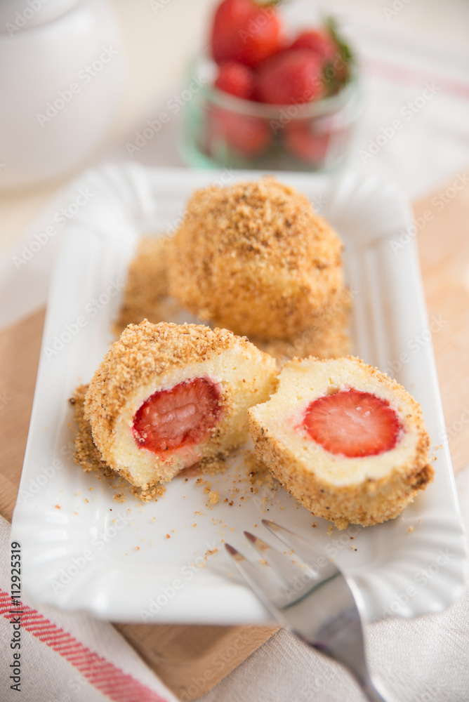 Erdbeerknödel mit Butterbrösel Erdbeerknödel mit Butterbrösel