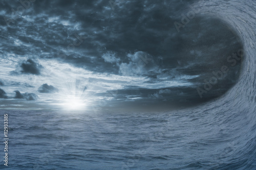 Monsterwelle entsteht auf dem offenen Meer durch einem schweren Sturm