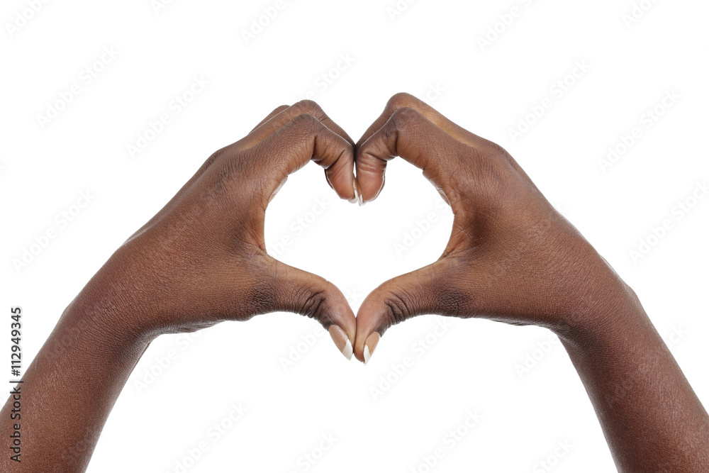 mains femme noire africaine mise en forme de coeur - obrazy, fototapety, plakaty 
