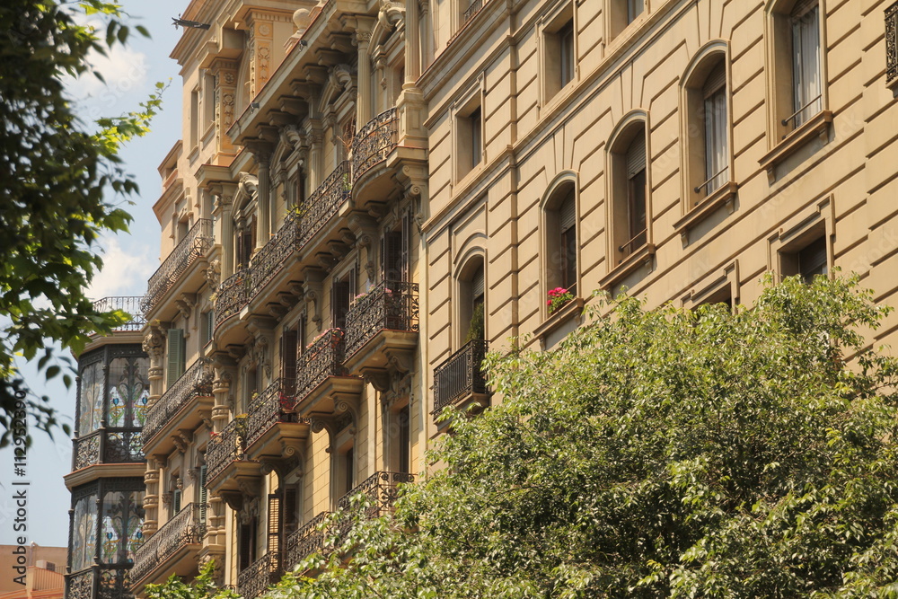 Fototapeta premium Edificio de apartamentos en el centro de Barcelona, España