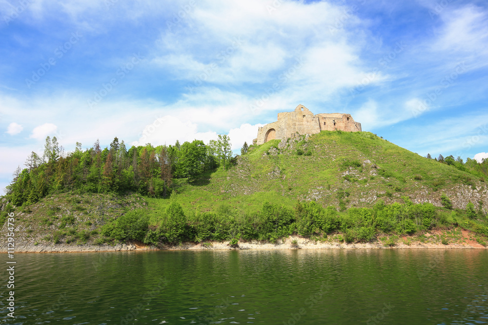 Malowniczy widok na ruiny zamku w Czorsztynie / Polska