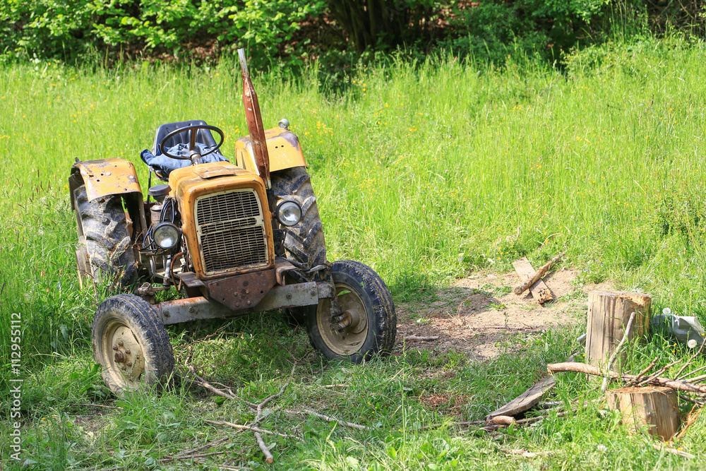 Obraz premium Traktor / Ciągnik rolniczy
