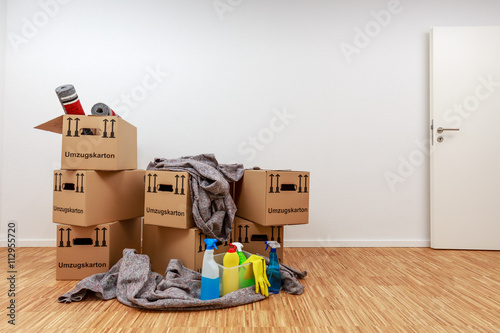 Wohnung nach Einzug mit vollgepackten Umzugskartons