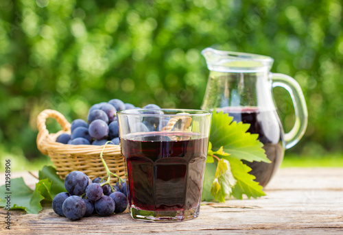 Fotografia Grape juice in the glass and pitcher