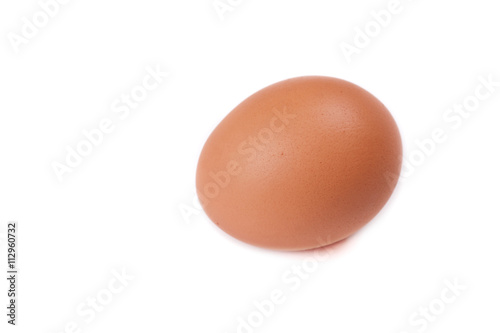 Куриное яйцо на белом фоне