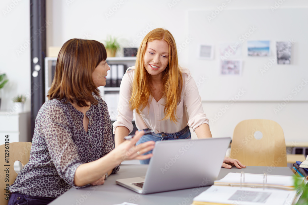 kollegen unterhalten sich im büro kollegen unterhalten sich im büro