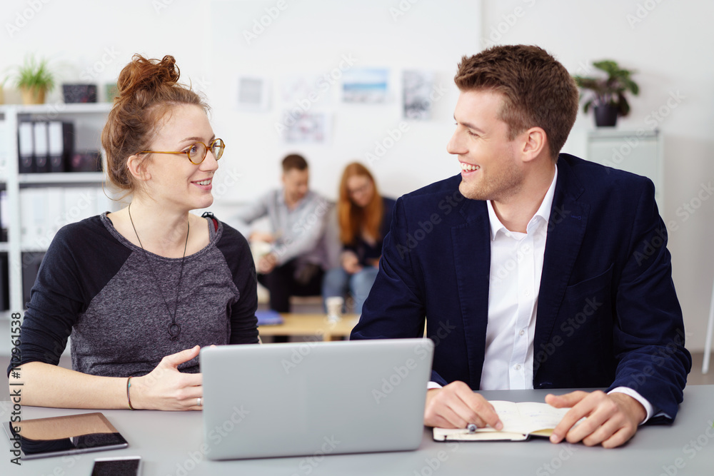 junge leute im gespräch in einem büro junge leute im gespräch in einem büro
