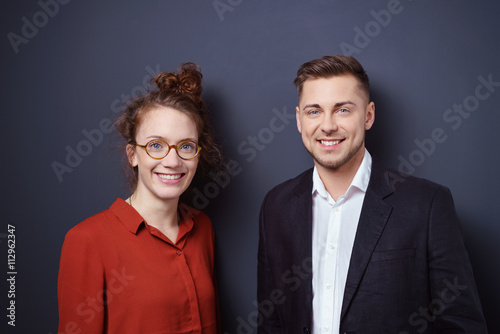 Quadro su tela lächelnde studenten vor grauer wand