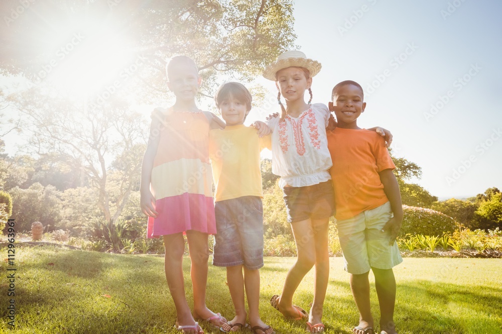 Fototapeta premium Dzieci pozują razem
