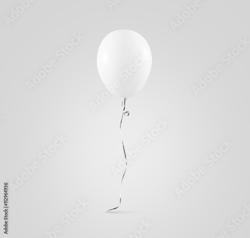 Naklejka Puste biały balon makiety na białym tle. Jasny biały balon art design makieta trzyma w ręku. Wyczyść czysty szablon balonowy. Logo, tekstura, wzór prezentacji element projektu aerostat.
