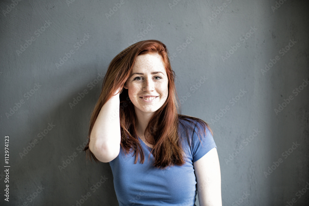 junge Frau Teenager mit roten Haaren junge Frau Teenager mit roten Haaren