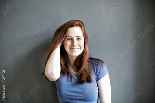 junge Frau Teenager mit roten Haaren