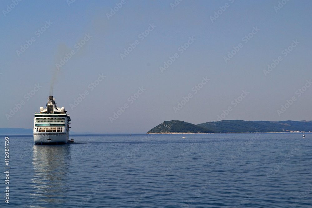 Obraz premium Cruise ship on a sea