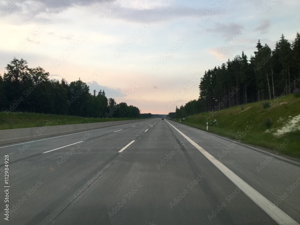 Fahrt auf leerer Autobahn