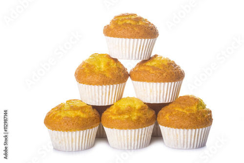 Magdalenas o muffins aisladas sobre fondo blanco