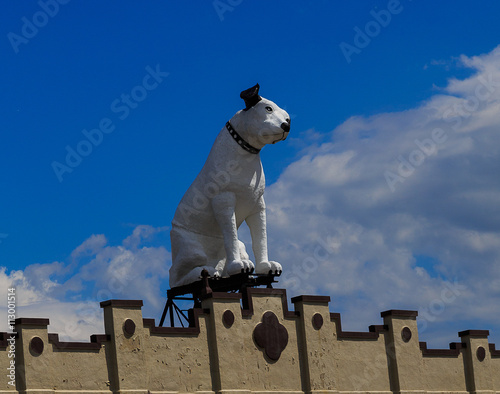 Nipper the dog and his victrola atop the former RCA building Alb