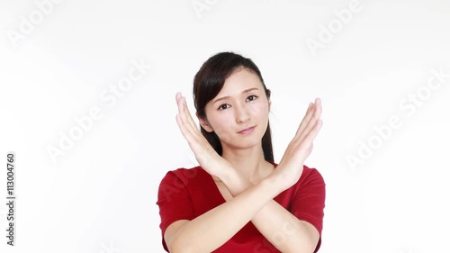 禁止の意思表示をする女性