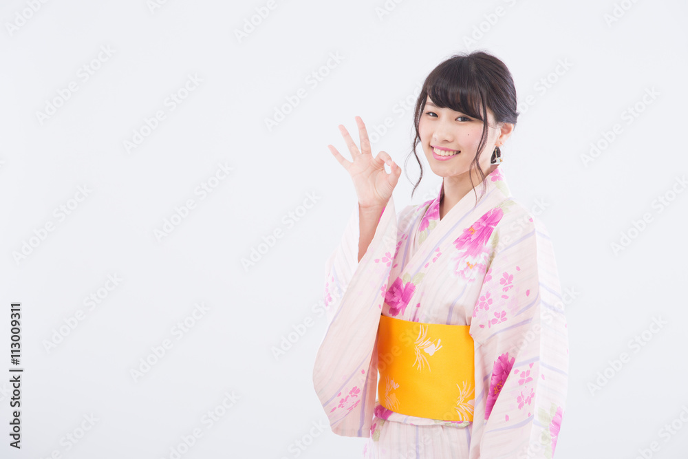 ポーズをする浴衣の女性 ポーズをする浴衣の女性