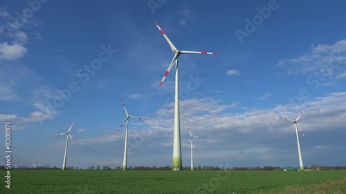 Wallpaper Mural Windräder stehen auf einem Feld, drehen sich und produzieren Ökostrom Torontodigital.ca