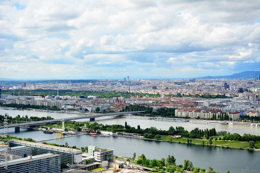 Bewölkter Himmel über Wien mit Reichsbrücke,  Donau und Donauinsel