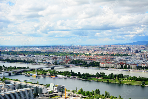 Bewölkter Himmel über Wien mit Reichsbrücke, Donau und Donauinsel